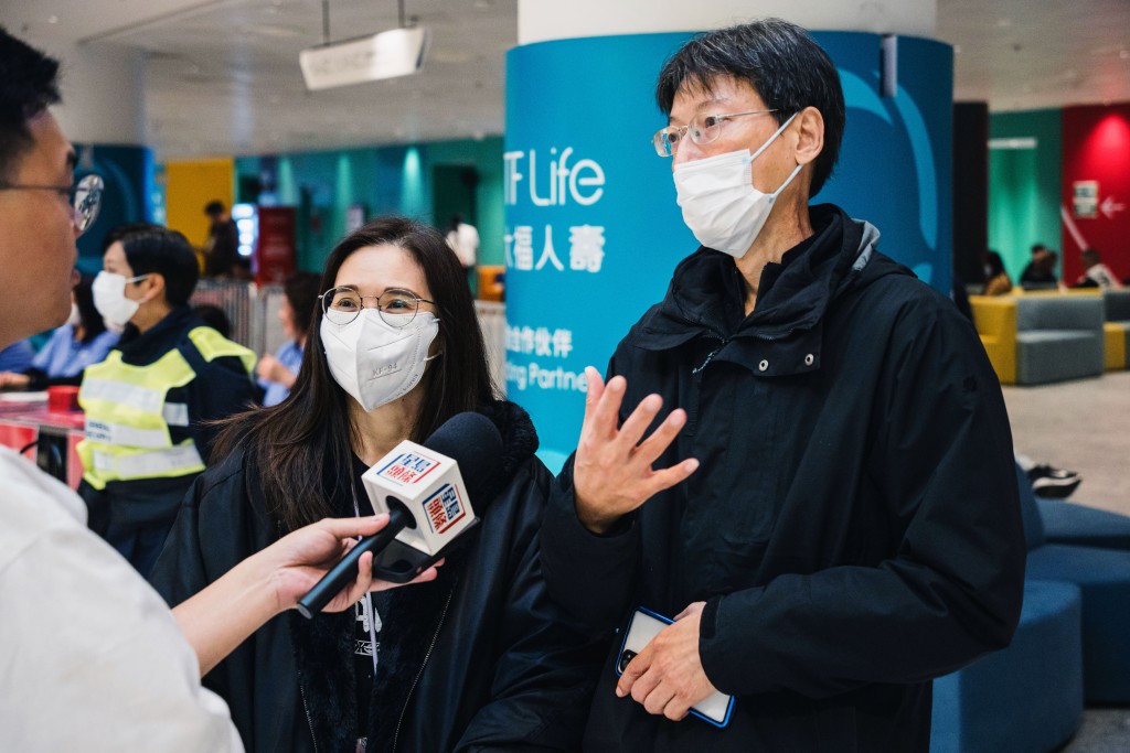 陳太與丈夫一同到場換領門票。汪旭峰攝