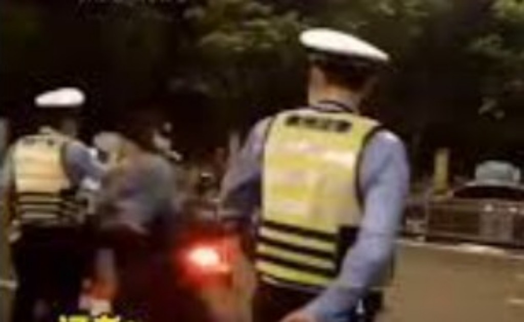 2名民警及1名辅警被刺死。 