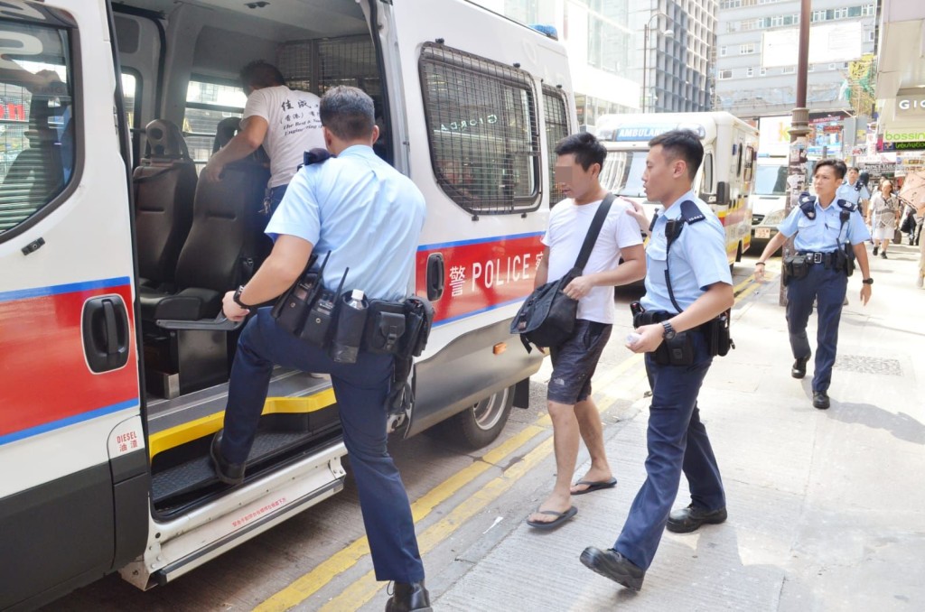 警方以公眾地方打架罪名,合共拘捕3人。林思明攝