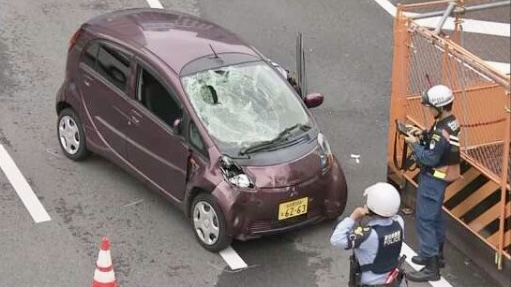涉事私家車嚴重損毀。 NHK畫面截圖