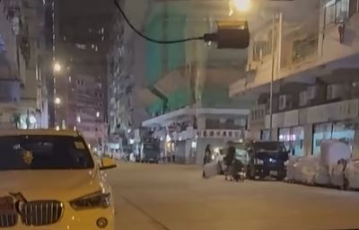 男子踢向行李篋。fb車cam L（香港群組）影片截圖