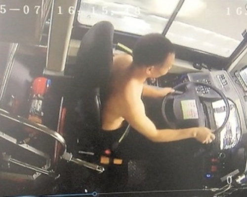 巴士車長梁慶志赤裸上身開車,背後原因十分窩心。(網圖)