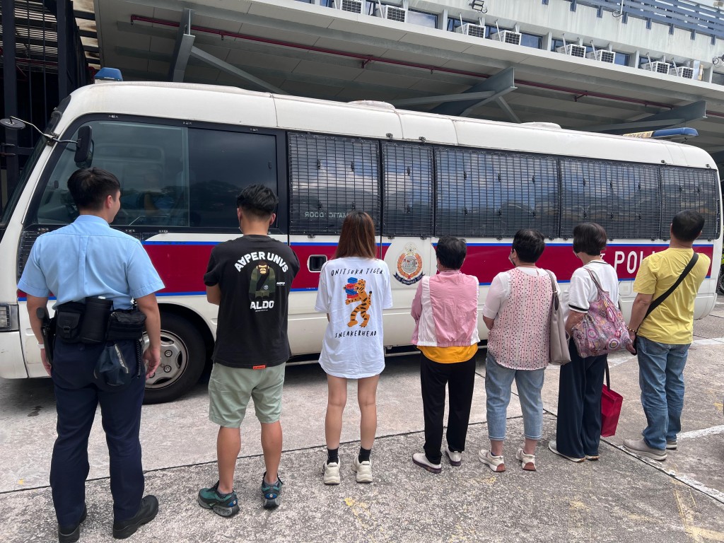 行動中，警方共拘捕8人。警方提供