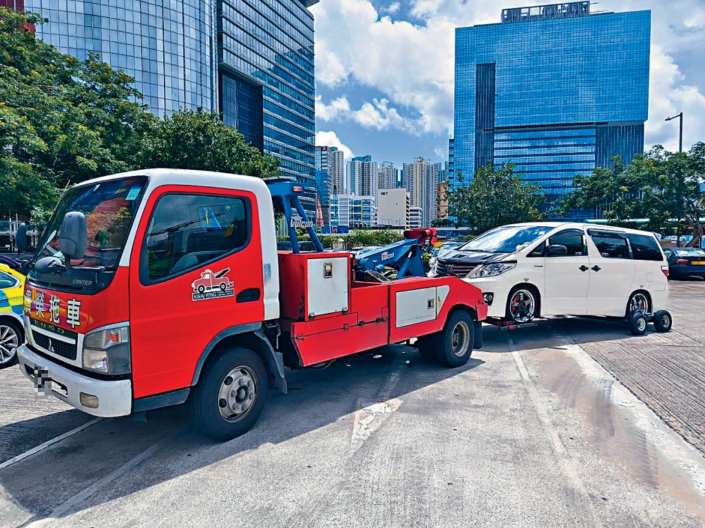 警方以拖車將「白牌車」拖走。 