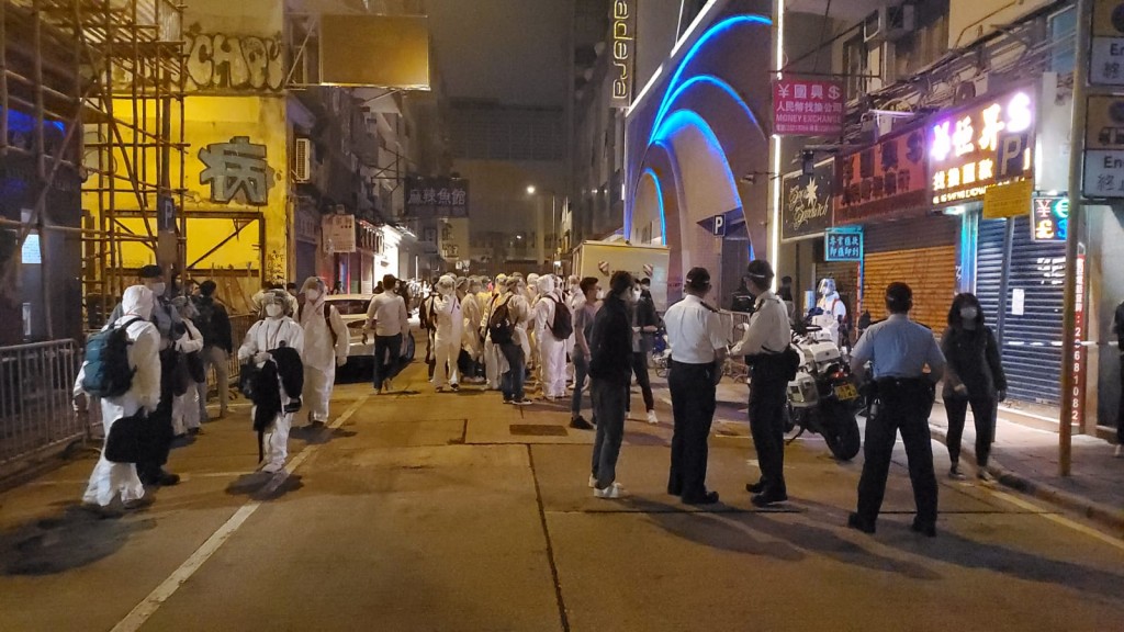 油麻地晚上突擊封區。