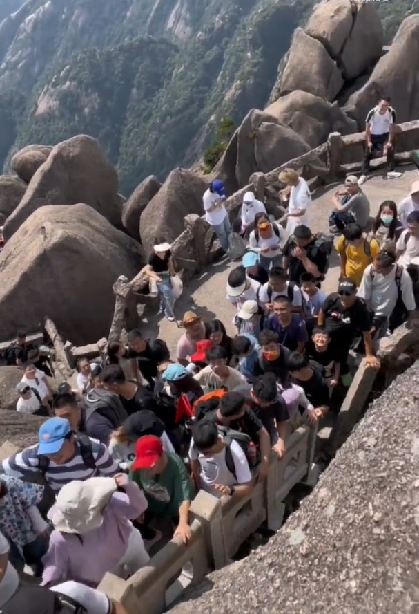 國慶假期黃山擠滿遊客，通道水泄不通。網上圖片