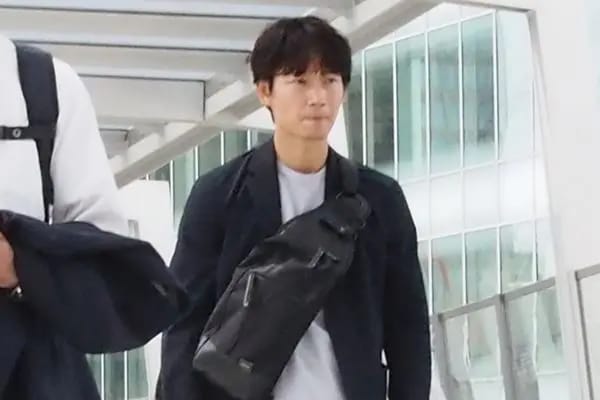 綾野剛早前被日媒拍到在東京趕拍新劇《OLD ROOKIE》。