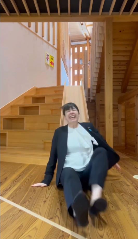 日大臣小野田紀美的爆笑瀡滑梯短片，在網上廣傳。Ｘ