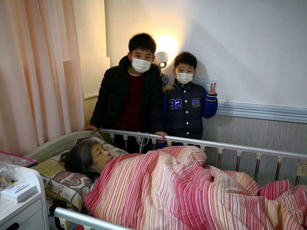 婆婆第二次中風後需要入住院舍,兩名兒子會到院舍陪伴婆婆,學習用行動去愛家人。(圖片來源:受訪者提供) 婆婆第二次中風後需要入住院舍,兩名兒子會到院舍陪伴婆婆,學習用行動去愛家人。(圖片來源:受訪者提供)