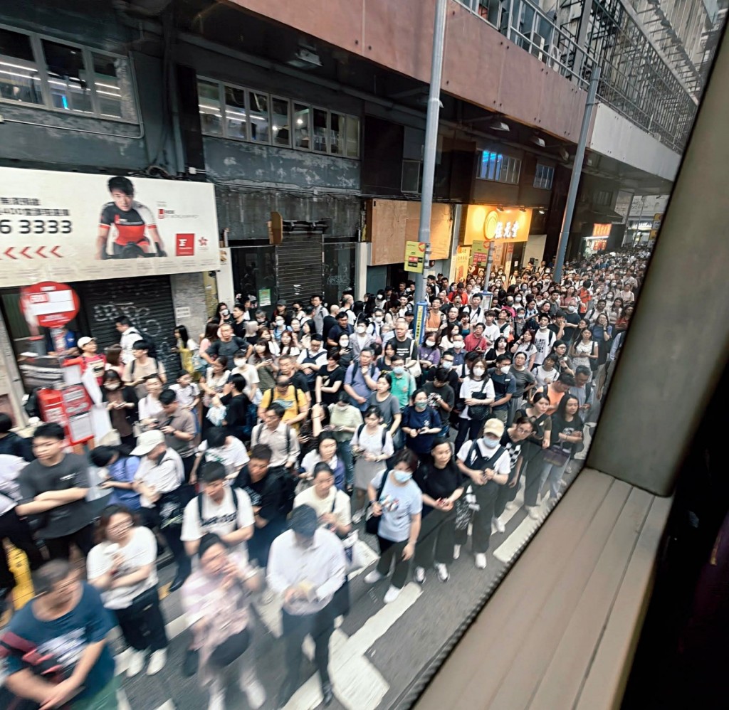 北角站外行人路逼爆。網上圖片 北角站外行人路逼爆。網上圖片