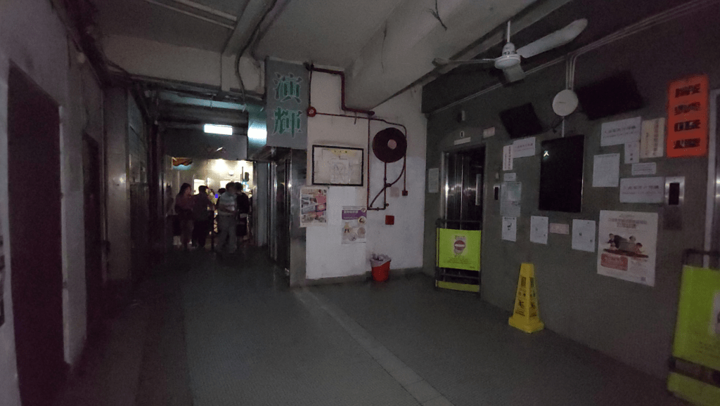 益豐大廈A至D座入夜後電力仍未恢復，漆黑一片。