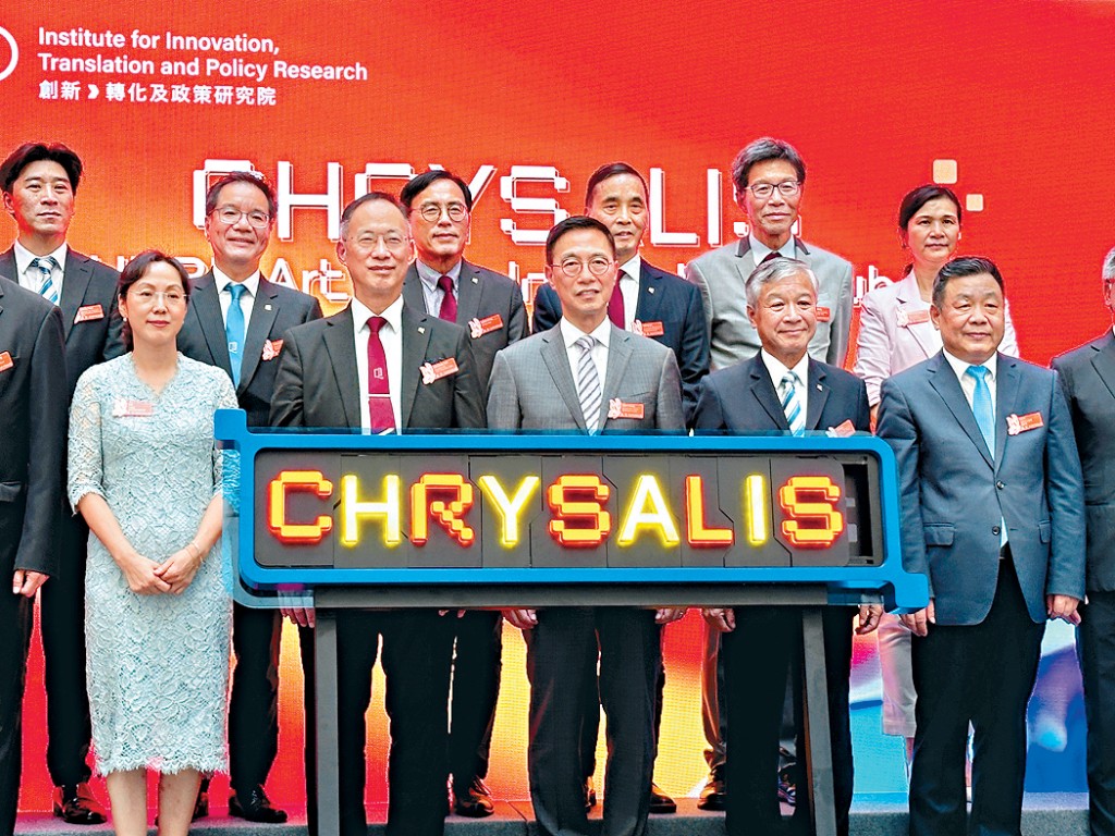 浸大宣布成立「CHRYSALIS藝術科技孵化中心」,推動師生在創新科技藝術方面的創業計劃和成果轉化,昨舉行開幕禮,前排左起:吳程、衞炳江、楊潤雄、潘偉賢,後排左2為劉樂庭。