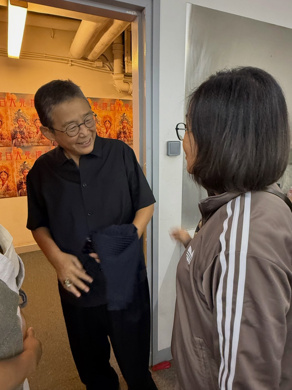 俞琤到後台探班，與汪明荃言談甚歡。