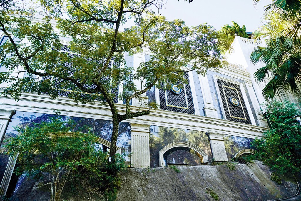 山頂歌賦山道15號大宅樓高6層，面積約達18078方呎。