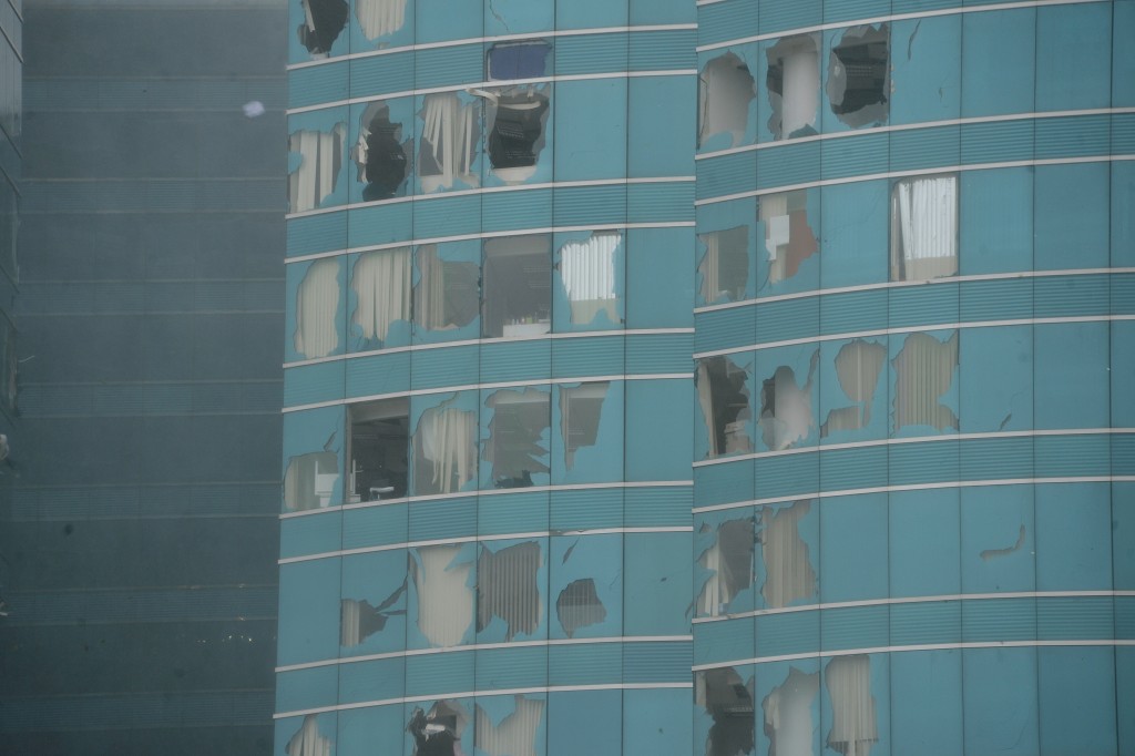 过往风暴吹袭期间，不时会有大厦幕墙玻璃爆裂。资料图片