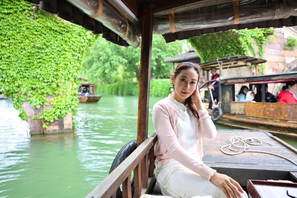 楊卓娜更Book定漢服拍攝，在船上及千年古鎮大影特影。