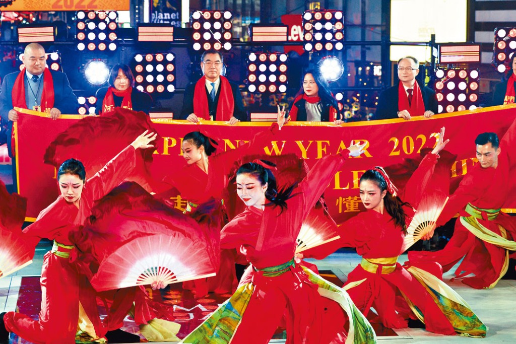■紐約時代廣場倒數活動,以中國河南文化揭開序幕。太極拳、少林功夫、扇子舞則相繼登場。