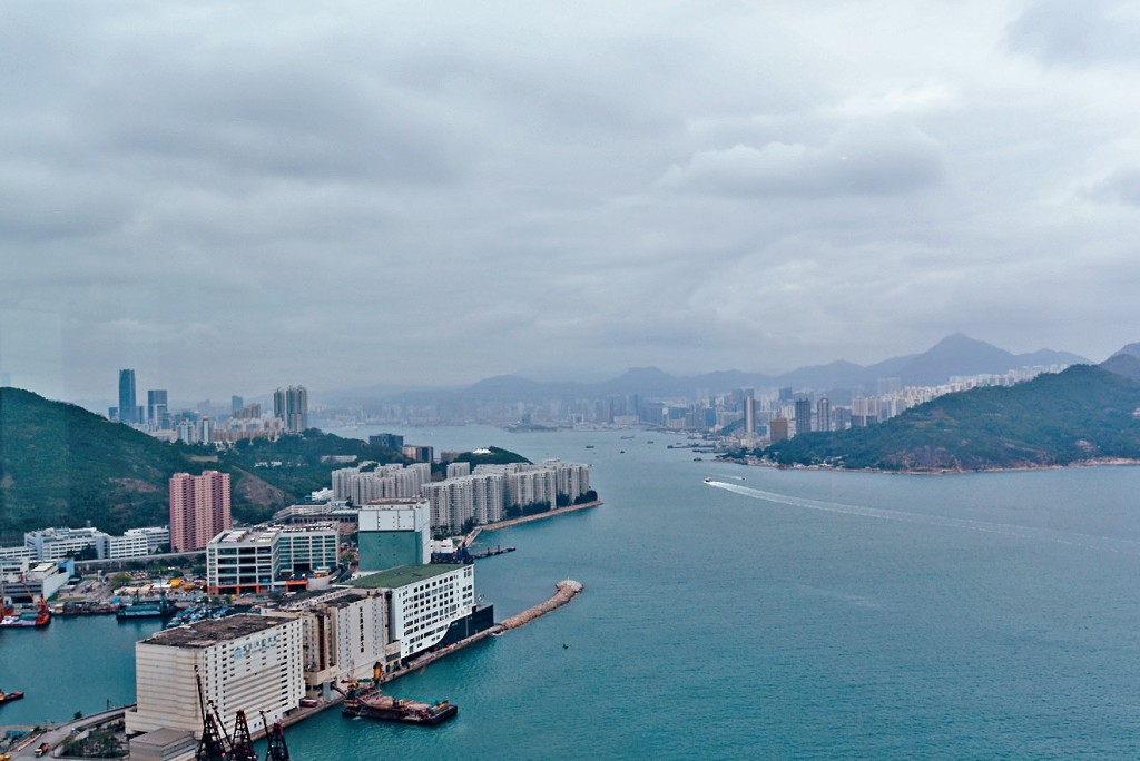 從單位外望為柴灣杏花邨一帶海景。