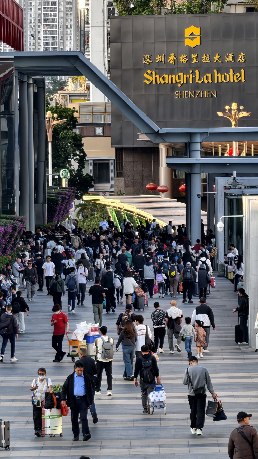 多名港人經羅湖口岸北上探親過新年。黃文威攝
