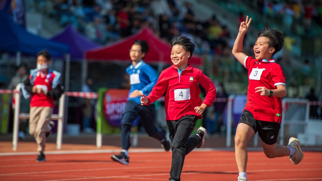 學生在各大運動比賽中屢獲佳績，部份同學更被挑選晉升為港隊成員。