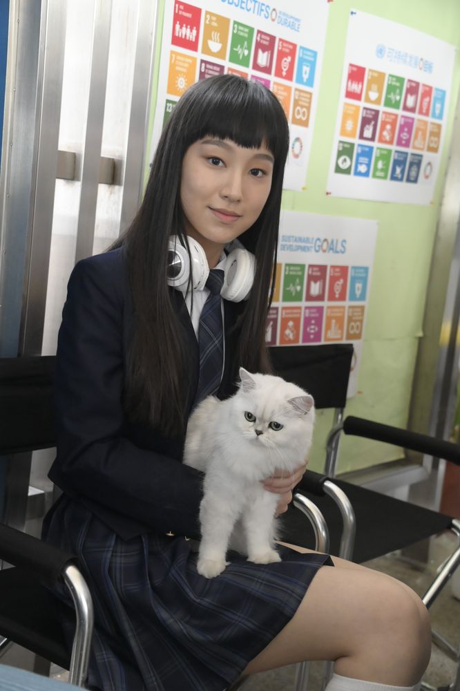 和小動物合演，難不到炎明熹。