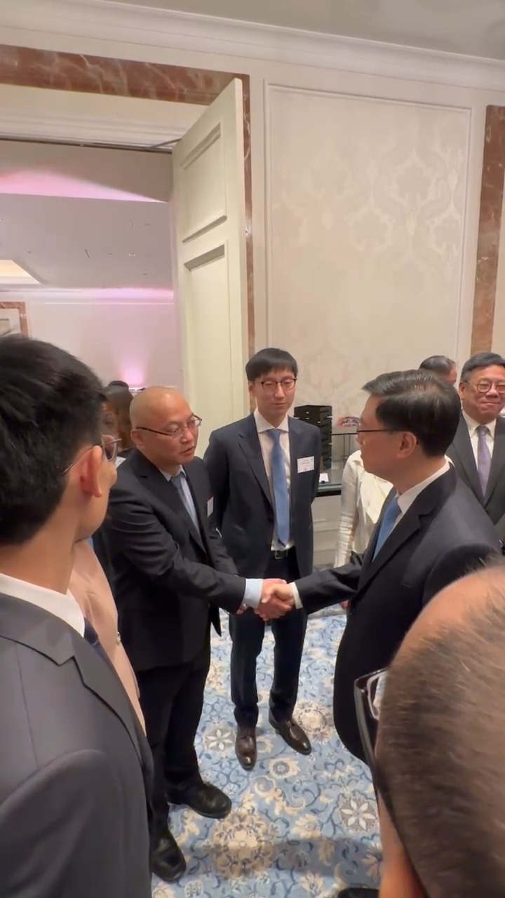 李家超與北京森特士興集團股份有限公司副總裁顏堅握手。 李家超與北京森特士興集團股份有限公司副總裁顏堅握手。