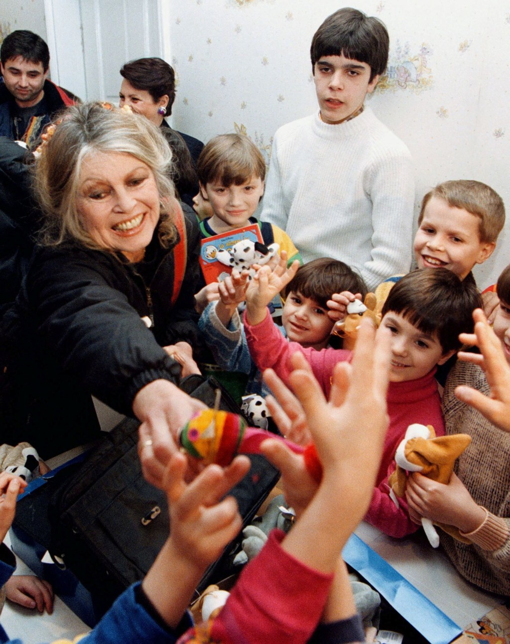 碧姬芭鐸給無家可歸或被遺棄兒童派發玩具糖果。 路透社