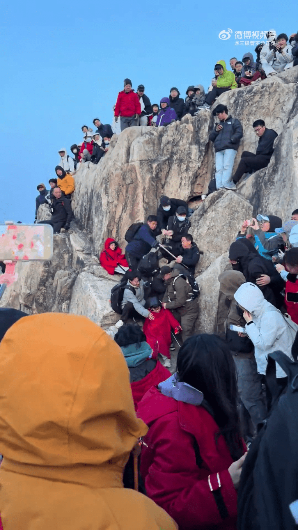 煞尽风景！泰山睇日出争位开拖，多人混战滚落岩壁。