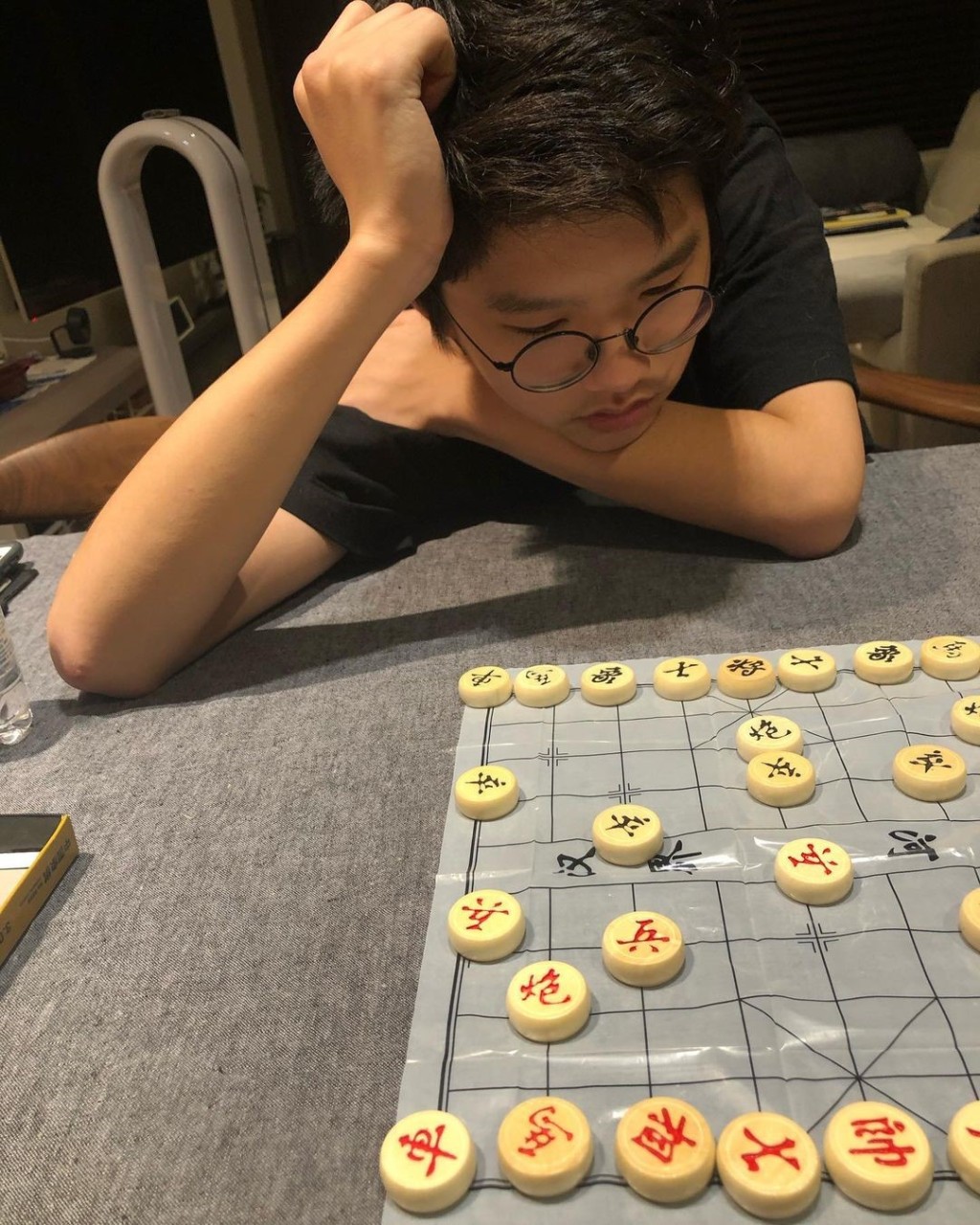 細仔林熙看似很苦惱。
