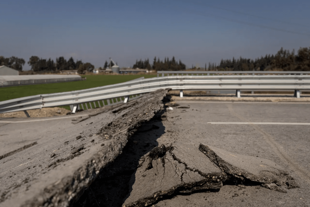土耳其南部灾区一条道路被震出裂缝。路透