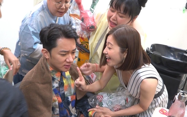 陳嘉佳大力推波,陳自瑤俯身圍攻下,王祖藍只好「就範」捐出一萬元善款。