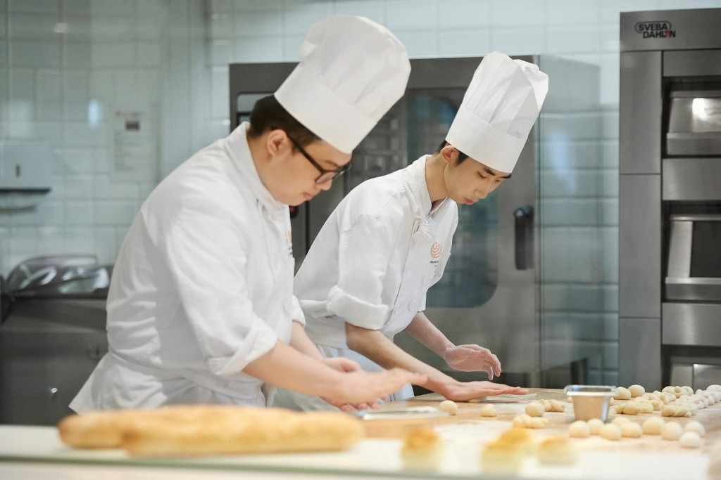 今年「2023年世界技能大賽香港代表選拔賽」新增「烘焙」比賽項目，選手需展現基本烘焙技巧及以注重細節的態度製作美觀而味美的麵包和酥餅。