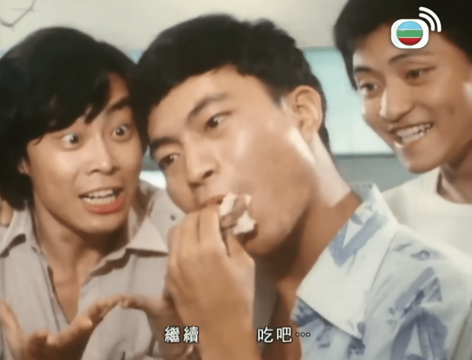 狂吃漢堡包成名。 狂吃漢堡包成名。