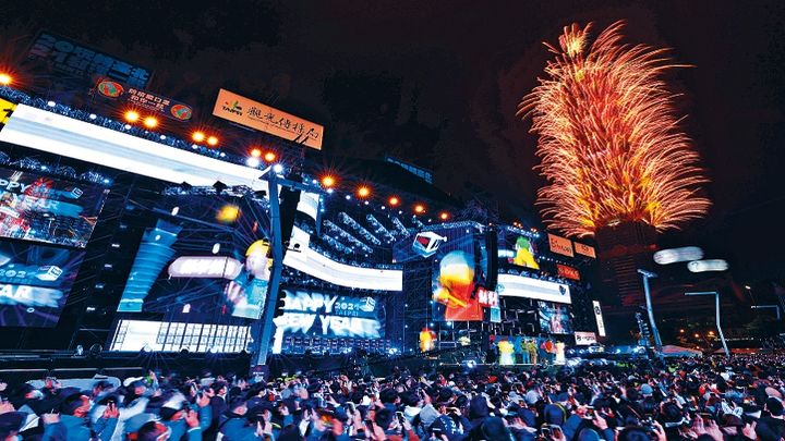 台北101大楼的跨年烟花汇演，今年将发放一万六千发烟花。（路透资料图片）