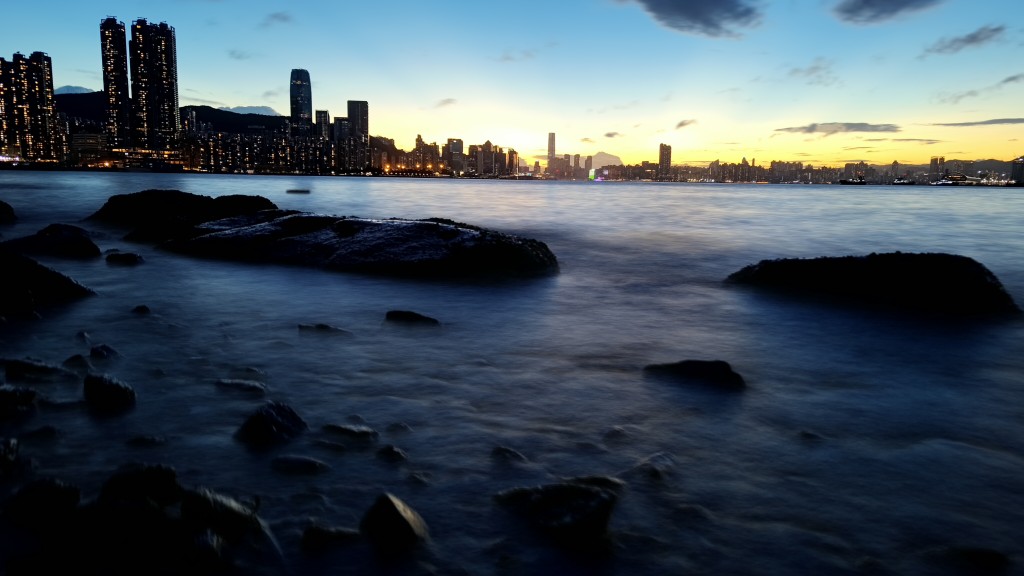 以流水主題試拍，果真拍得水面如絲如絹，同時把夜景捕捉下來。