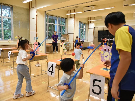 学校期望营造「小学是一个充满活力、可供多元探索的大乐园」的氛围，这种欢乐的亲身体验能有效消除孩子对升小的焦虑与陌生感。（图片由学校提供）