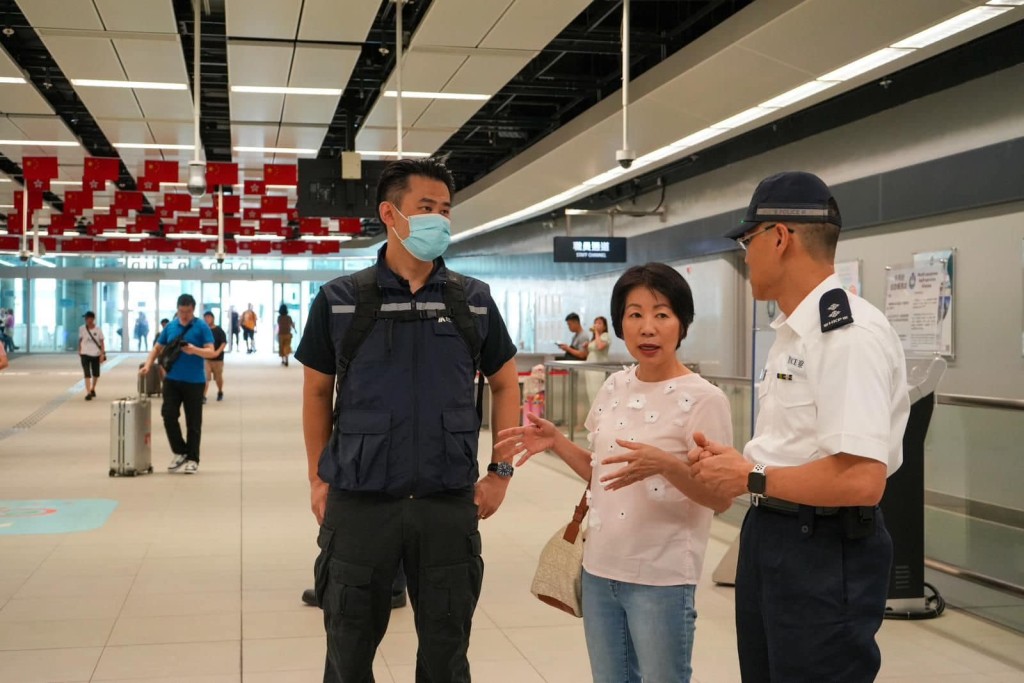 沈鳳君到高鐵西九龍站了解旅客入境情況。楊潤雄facebook圖片