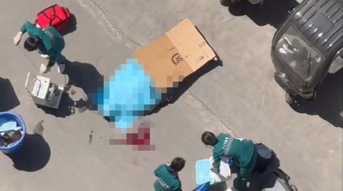 四川一快遞員被高空墜物砸中身亡。