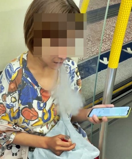 列車剛好埋站，車門打開正在上落客，並見到月台的階磚以紫色為主調。Threads截圖