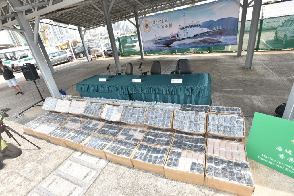 水警及海關截獲54箱共13386部智能手機