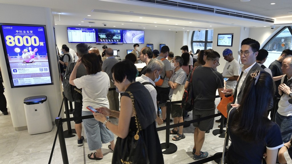 「最幸運投注站」之稱的中環士丹利街投注站,現場人頭湧湧。褚樂琪攝