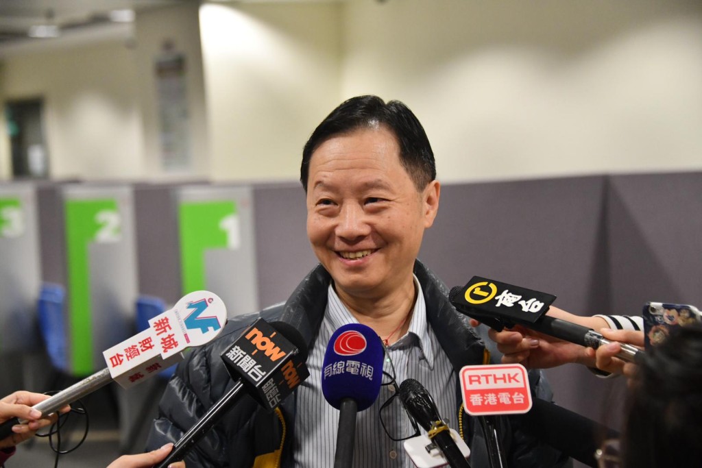 陸先生(小圖)指「綠置居」售價較私樓合理。