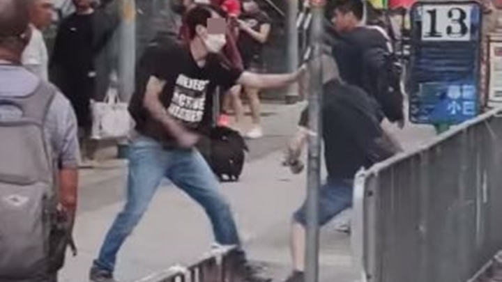 兩男爭執打鬥。fb香港交通及突發事故報料區影片截圖