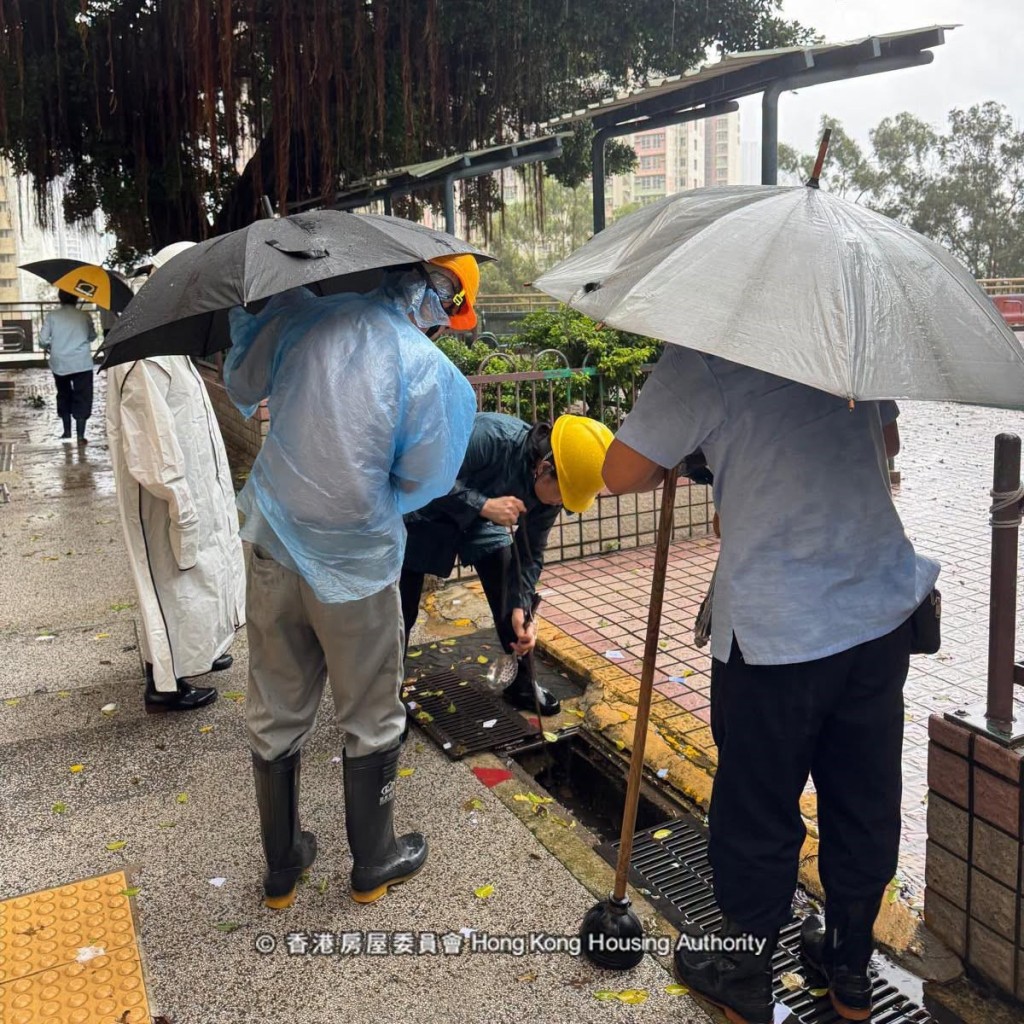 主動清理屋邨範圍內的積水、保持排水道暢通。房委會fb