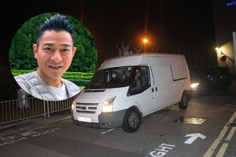 劉德華凌晨返港,由醫療車接走。