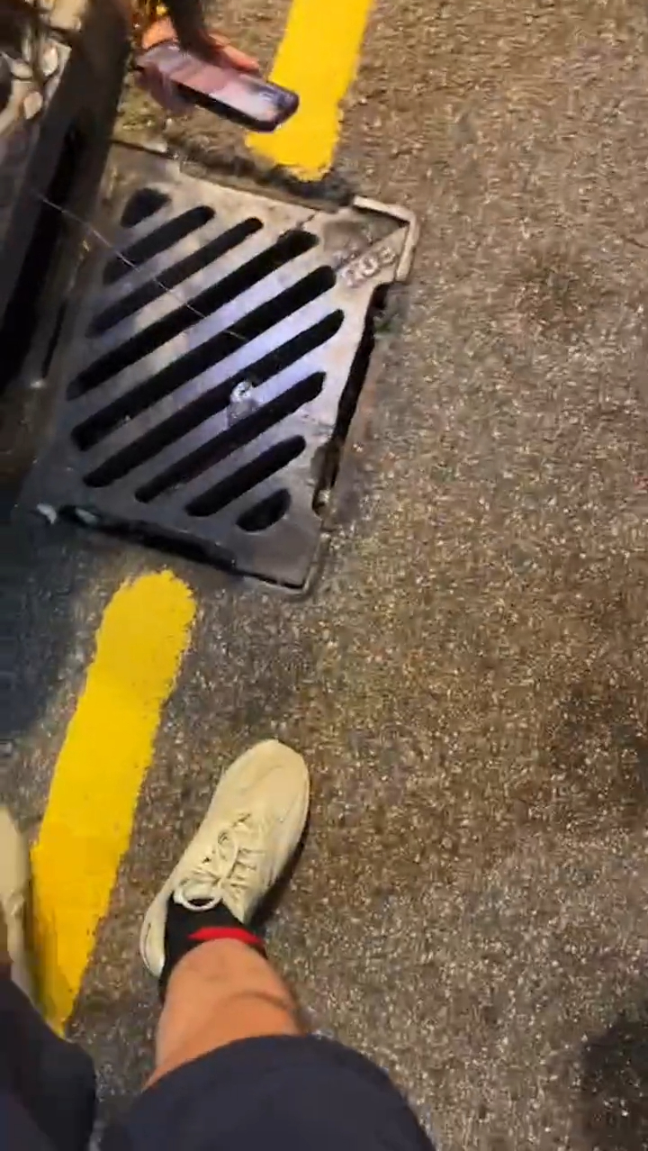 林作早前上載的影片，只見裕美用鐵線在溝渠內嘗試撩出車匙。