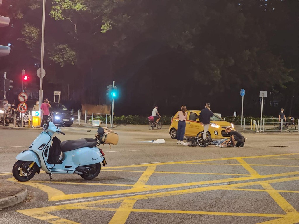 單車漢捱撞後，人仰車翻。fb「馬路的事 (即時交通資訊台)」圖片