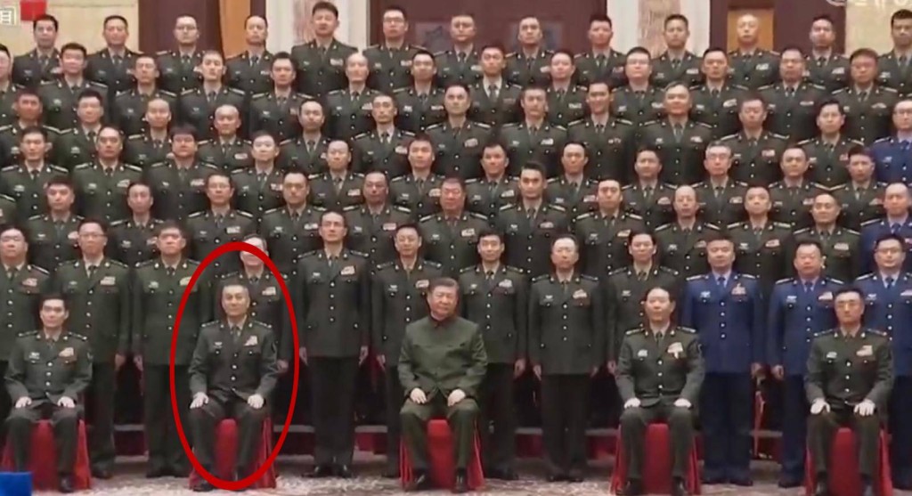 中共總書記習近平星期二（9月23日）接見駐疆軍官的全體合影，坐在習近平右手邊（紅圈）為陸軍中將文東。央視截圖