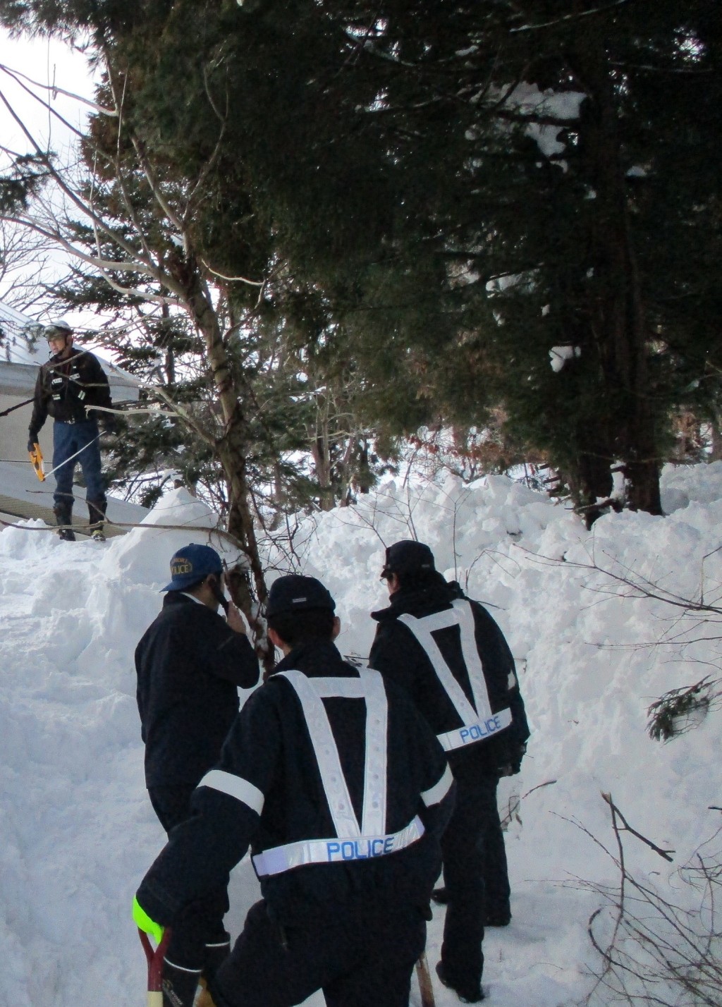 日本多地遭暴雪侵襲，交通大規模中斷。X@AomoriPolice