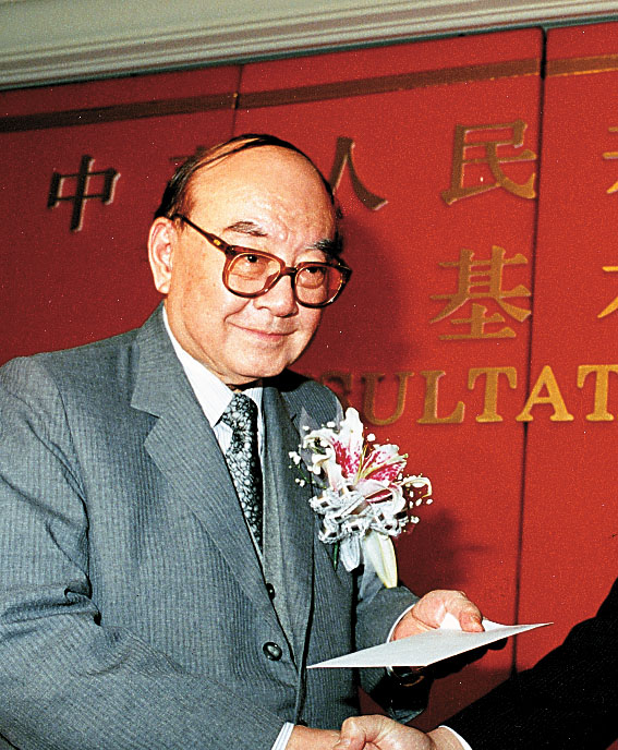 安子介出任第8、9屆全國政協副主席，2000年6月3日在港逝世，享年87歲。